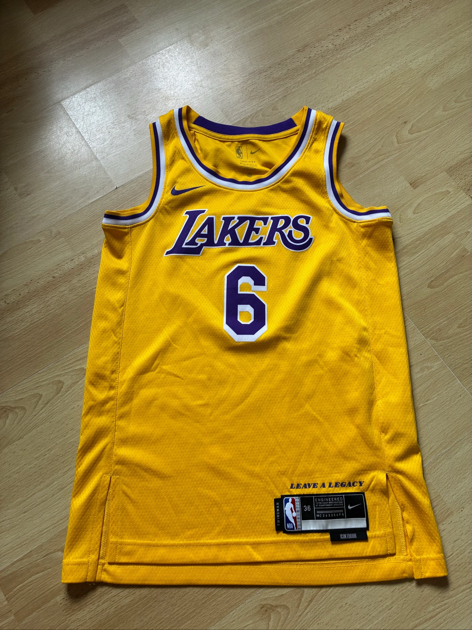 Maillot basketball Lakers Lebron James n6 S saison 23/24